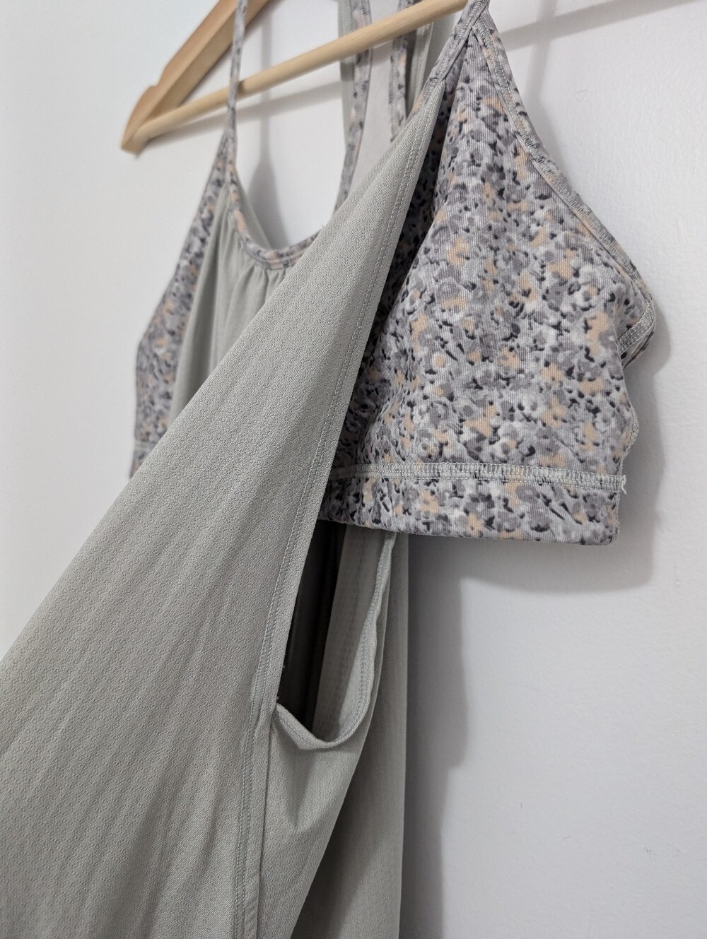 Lululemon 8 No Limits Tank Top Silver Spoon Petite Fleur Grey Built in Bra Flowy